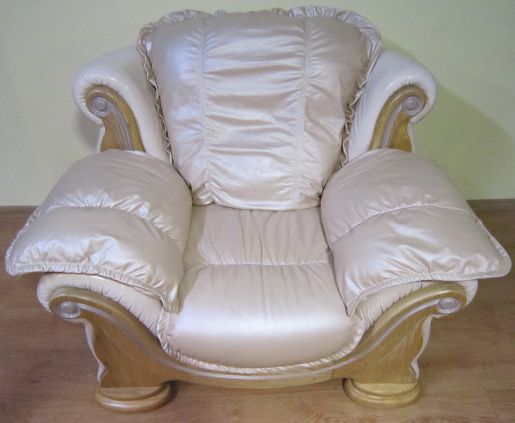 Кресло после реставрации и частичной замены кожи